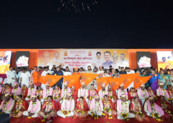 हजारो नयनांच्या साक्षीने बांधल्या नवदांपत्यांच्या रेशीमगाठी