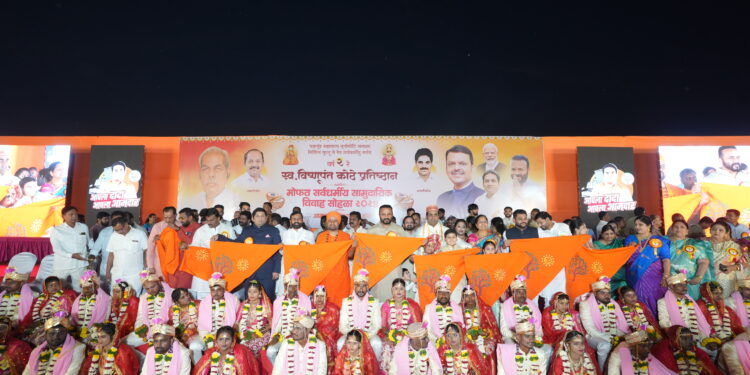 हजारो नयनांच्या साक्षीने बांधल्या नवदांपत्यांच्या रेशीमगाठी