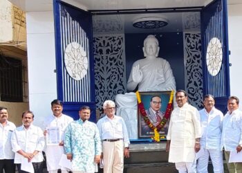 भारतीय संविधान दिनानिमित्त पी.बी. ग्रुपच्या वतीने भारतीय संविधानाच्या उद्देशिकेचे सामुदायिक वाचन कार्यक्रम संपन्न