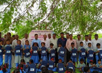 LHP MOTORS तर्फे पूरग्रस्त विद्यार्थ्यांना शैक्षणिक साहित्य वाटप…