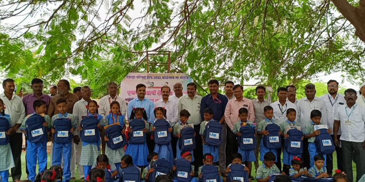 LHP MOTORS तर्फे पूरग्रस्त विद्यार्थ्यांना शैक्षणिक साहित्य वाटप…