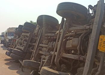 सोलापूर पुणे महामार्गावर उड्डाणपुलावरून सिमेंट बलकर सर्व्हिस रस्त्यावर पलटी, चालक थोडक्यात बचावला..