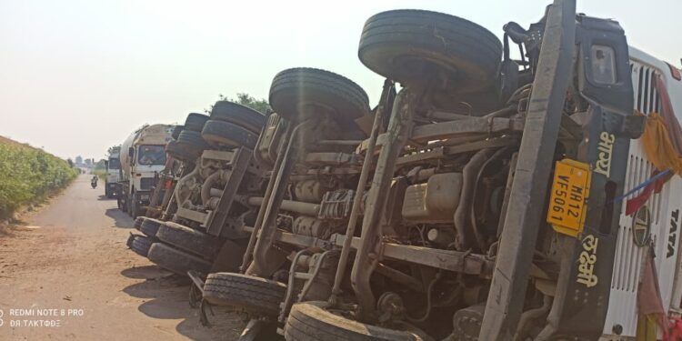 सोलापूर पुणे महामार्गावर उड्डाणपुलावरून सिमेंट बलकर सर्व्हिस रस्त्यावर पलटी, चालक थोडक्यात बचावला..