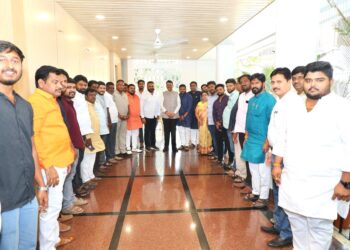 भारतीय जनता पार्टीमध्ये प्रवेशानंतर कोठे समर्थकांनी घेतला मुख्यमंत्री फडणवीसांचा आशीर्वाद..
