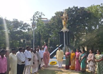 स्व. इंदिरा गांधी यांच्या जयंतीनिमित्त खा.प्रणिती शिंदे यांच्या हस्ते त्यांच्या पुतळ्यास पुष्पहार अर्पण करून अभिवादन..