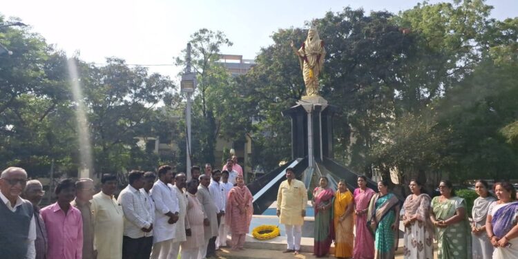 स्व. इंदिरा गांधी यांच्या जयंतीनिमित्त खा.प्रणिती शिंदे यांच्या हस्ते त्यांच्या पुतळ्यास पुष्पहार अर्पण करून अभिवादन..