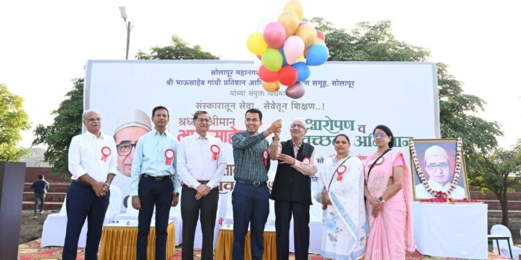 “भाऊसाहेब गांधी जन्मशताब्दी निमित्त ‘ वृक्षारोपण ‘व ‘स्वच्छता अभियानाला’ सोलापूरकरांचा अभूतपूर्व प्रतिसाद “