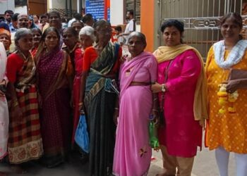 आस्था रोटी बँकेतर्फे वृद्धाश्रमातील आजी-आजोबांसाठी देवदर्शन सहल