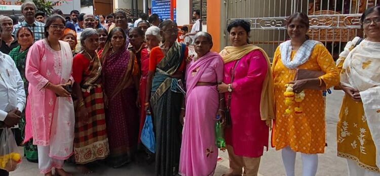 आस्था रोटी बँकेतर्फे वृद्धाश्रमातील आजी-आजोबांसाठी देवदर्शन सहल