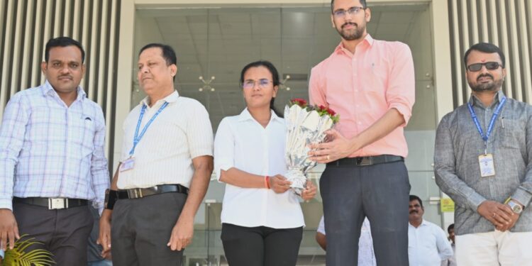 जिल्हाधिकारी कुमार आशीर्वाद यांच्या हस्ते;दृष्टिहीन महिला क्रिकेटपटू गंगा कदम यांचा सत्कार…