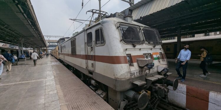 वर्षाखेर व नाताळ निमित्त 76 विशेष ट्रेन धावणार
