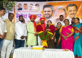 महेश देवकरांच्या वाढदिवसाला ज्येष्ठ नागरिकांचा सन्मान …