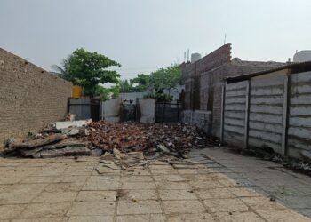मनपाचे सार्वजनिक शौचालय जेसीबीने जमीनदोस्त, ७ लाखांचे नुकसान, दोघांविरुद्ध गुन्हा दाखल..