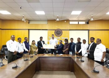 सोलापूर विद्यापीठाकडून पूरग्रस्तांच्या मदतीसाठी पाच लाखांचा धनादेश जिल्हाधिकाऱ्यांकडे सुपूर्द..