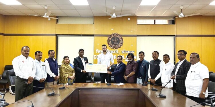 सोलापूर विद्यापीठाकडून पूरग्रस्तांच्या मदतीसाठी पाच लाखांचा धनादेश जिल्हाधिकाऱ्यांकडे सुपूर्द..