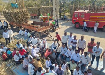 बारा साखर कारखान्यांच्या विरोधात शेतकरी संघटना आक्रमक
