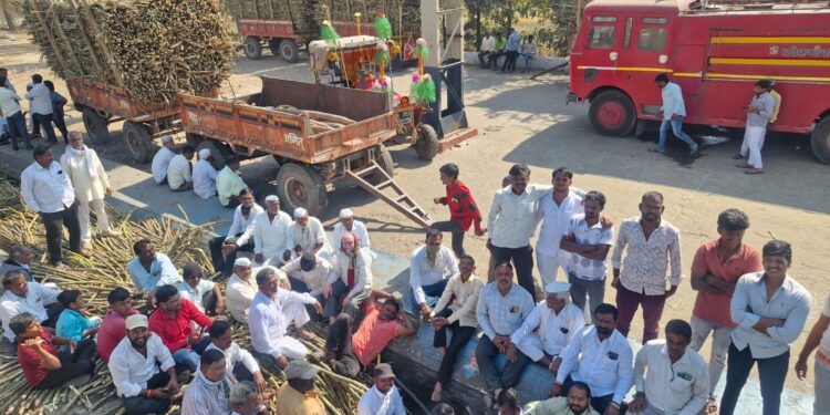 बारा साखर कारखान्यांच्या विरोधात शेतकरी संघटना आक्रमक