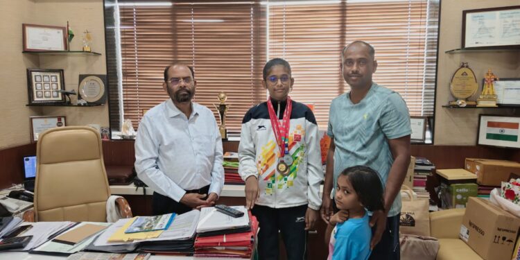 खेळाडू शुभदा विठ्ठलपंत जिंदे हीस बालाजी अमाईन्सच्या वतीने मदत