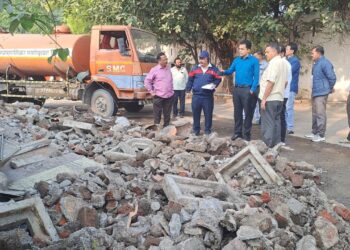 सोलापूर शहरात आयुक्तांचा पाहणी दौरा; स्वच्छता, सार्वजनिक सुविधा सुधारण्यासाठी तत्काळ निर्देश…