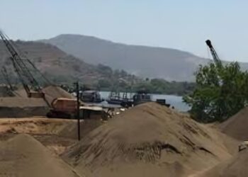 सोलापुरात बेकायदा वाळू वाहतूक; सव्वा आठ कोटींचा दंड…
