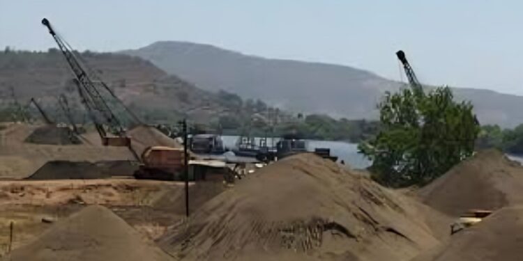 सोलापुरात बेकायदा वाळू वाहतूक; सव्वा आठ कोटींचा दंड…