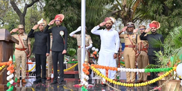 भारताचा 77 वा प्रजासत्ताक दिनानिमित्त मुख्य शासकीय ध्वजारोहण समारंभ पालकमंत्री जयकुमार गोरे यांच्या हस्ते संपन्न