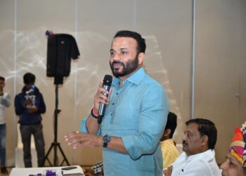 सोलापूर पालकमंत्र्यांचे नगरसेवकांना तंबी; पुण्यात हजर राहण्याचे आदेश