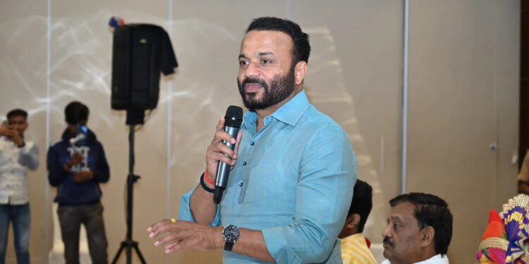 सोलापूर पालकमंत्र्यांचे नगरसेवकांना तंबी; पुण्यात हजर राहण्याचे आदेश