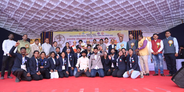 सोलापूर विद्यापीठाने पटकावले ‘उत्कर्ष’ महोत्सवाचे सर्वसाधारण विजेतेपद..