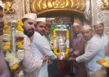 ग्रामदैवत सिद्धरामेश्वरांची उत्सवमुर्ती पादुका थोबडे वाड्यात थोबडे परिवाराकडुन विधिवत पुजन