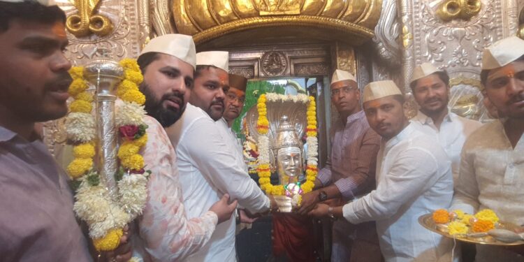 ग्रामदैवत सिद्धरामेश्वरांची उत्सवमुर्ती पादुका थोबडे वाड्यात थोबडे परिवाराकडुन विधिवत पुजन