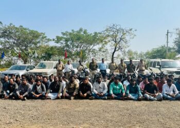 सोलापूर ग्रामीण पोलिसांची मोठी कारवाई; पुष्पक ऑर्केस्ट्रावर धाड, 70 जणांविरोधात गुन्हा दाखल