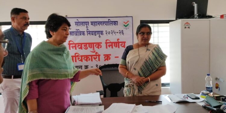मुख्य निवडणूक निरीक्षक व निवडणूक निरीक्षक यांची नॉर्थकोट प्रशाला येथे पाहणी…