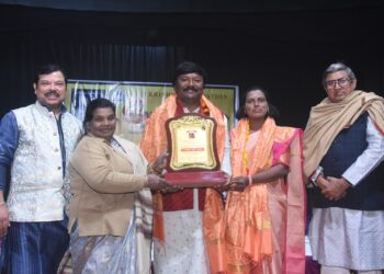पंडीत. भिमण्णा जाधव गुंडम्मा,जाधव यांनी उत्तर प्रदेशचा राष्ट्रीय पुरस्कार स्वीकारला