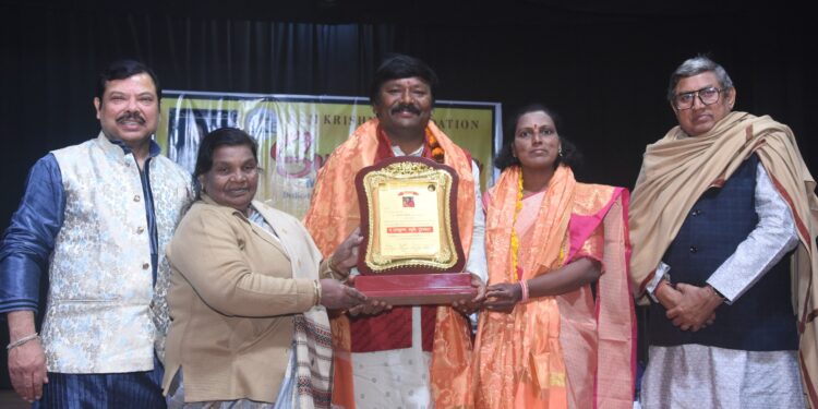 पंडीत. भिमण्णा जाधव गुंडम्मा,जाधव यांनी उत्तर प्रदेशचा राष्ट्रीय पुरस्कार स्वीकारला