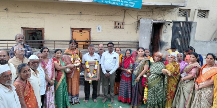 वात्सल्य आस्था वृद्धाश्रमात ग्रामदैवत श्री सिद्धरामेश्वरांच्या नंदीकौल काठीचे पूजन