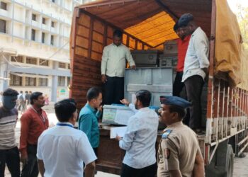 मतदान यंत्र वितरण व मतमोजणी प्रक्रियेची आयुक्तांकडून पाहणी