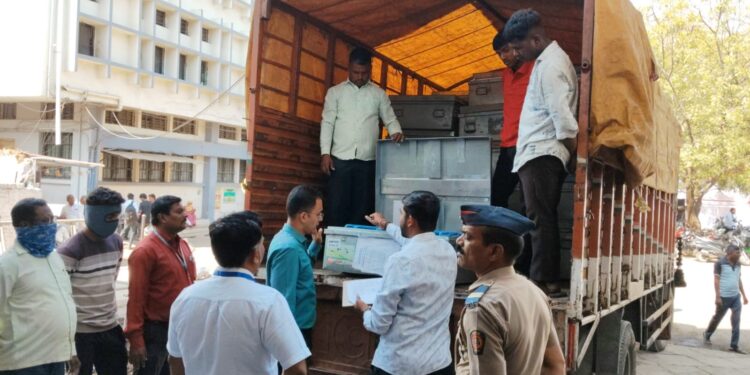 मतदान यंत्र वितरण व मतमोजणी प्रक्रियेची आयुक्तांकडून पाहणी