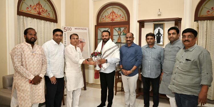 पालकमंत्री जयकुमार गोरे यांनी घेतली धर्मराज काडादी यांची भेट