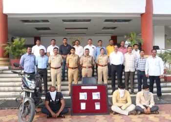 सोलापुरात अवैध शस्त्रसाठ्यावर गुन्हे शाखेचा धडक कारवाईचा बडगा; तीन आरोपी अटकेत; दोन देशी बनावटीची पिस्तुले, ८ काडतुसे व दुचाकी जप्त