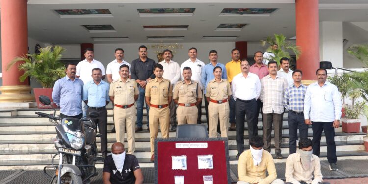 सोलापुरात अवैध शस्त्रसाठ्यावर गुन्हे शाखेचा धडक कारवाईचा बडगा; तीन आरोपी अटकेत; दोन देशी बनावटीची पिस्तुले, ८ काडतुसे व दुचाकी जप्त