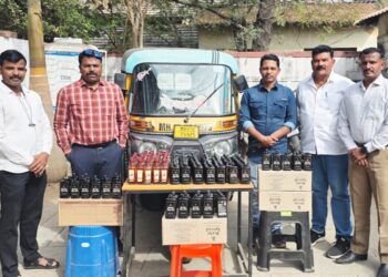 सोलापूर महानगरपालिका निवडणुकीच्या पार्श्वभूमीवर अवैध दारूविक्री करणाऱ्यांविरोधात पोलिसांची कडक कारवाई