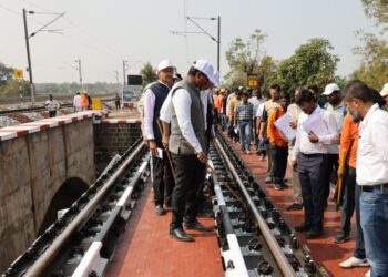 मध्य रेल्वेचे महाव्यवस्थापक, भुसावळ विभागाच्या मनमाड-भुसावळ विभागाची सुरक्षा तपासणी करतात