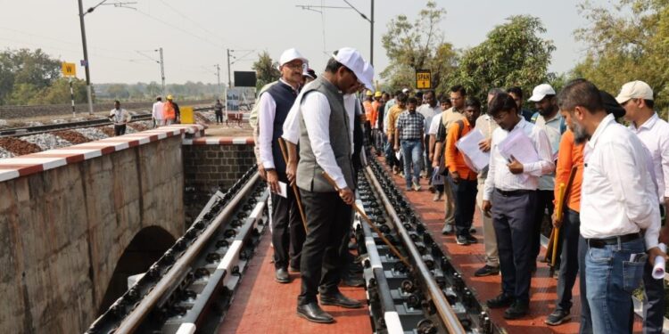 मध्य रेल्वेचे महाव्यवस्थापक, भुसावळ विभागाच्या मनमाड-भुसावळ विभागाची सुरक्षा तपासणी करतात