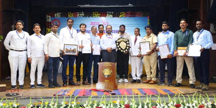 मध्य रेल्वेच्या सोलापूर विभागाला ७० व्या विशिष्ट रेल सेवा पुरस्कार २०२५ मध्ये कार्यक्षमता आणि ट्रॅक मशीन शील्ड मिळाले