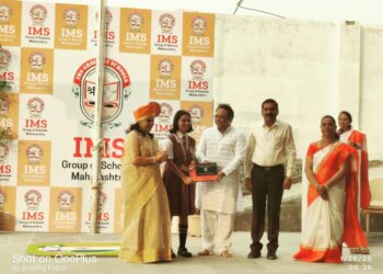 जिजा पाटकर हिला सर्वोत्कृष्ट विद्यार्थी या सन्मानाने सन्मानित करण्यात आले