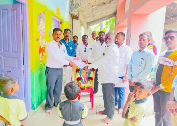 जाब विचारताच ; शाळेत संविधान उद्देशिकेचे वाचन, मुख्याध्यापकांची जाहीर माफी