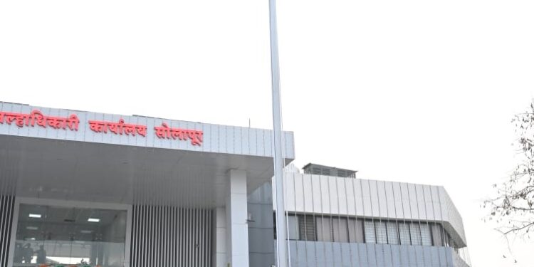 जिल्हाधिकारी कार्यालयात प्रांगणात जिल्हाधिकारी कुमार आशीर्वाद यांच्या हस्ते ध्वजारोहण