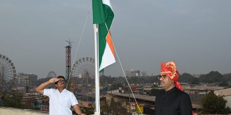प्रशासकीय इमारती मध्ये अपर जिल्हाधिकारी गणेश निऱ्हाळी यांच्या हस्ते ध्वजारोहण