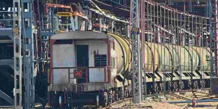 पाकणी डेपोतील रेल्वेने 300 एक रेक ची पेट्रोलियम पदार्थाची केली वाहतूक